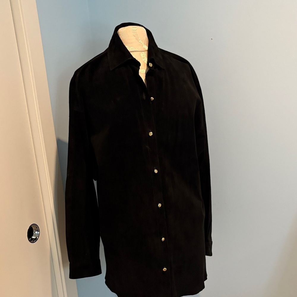 Vintage Black suede shirt jacket with gold buttons
Pit-pit 21
Length 29.5